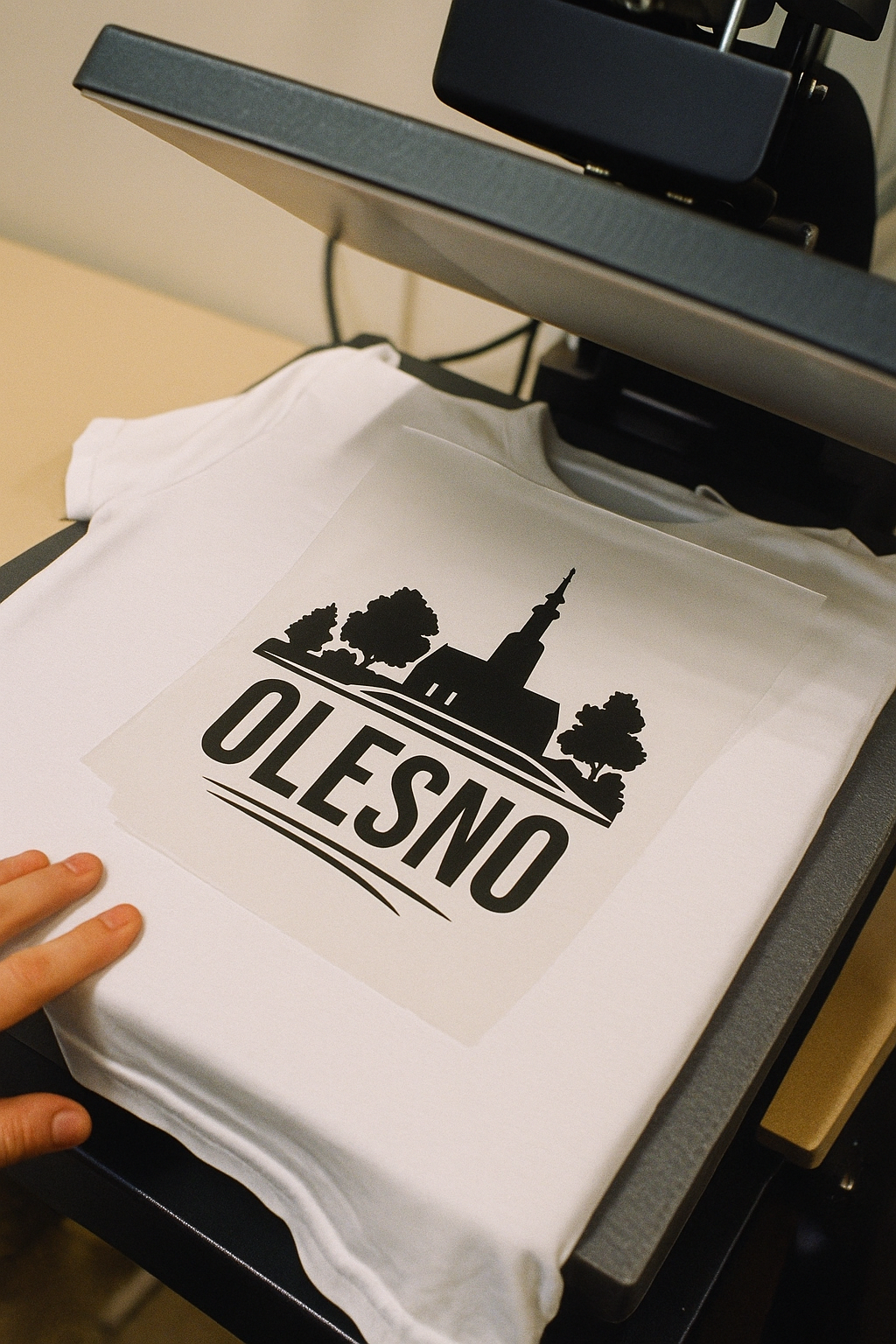 Koszulki i bluzy znakowane dla drużyny: jak dobrać technikę(DTF, termotransfer, haft)